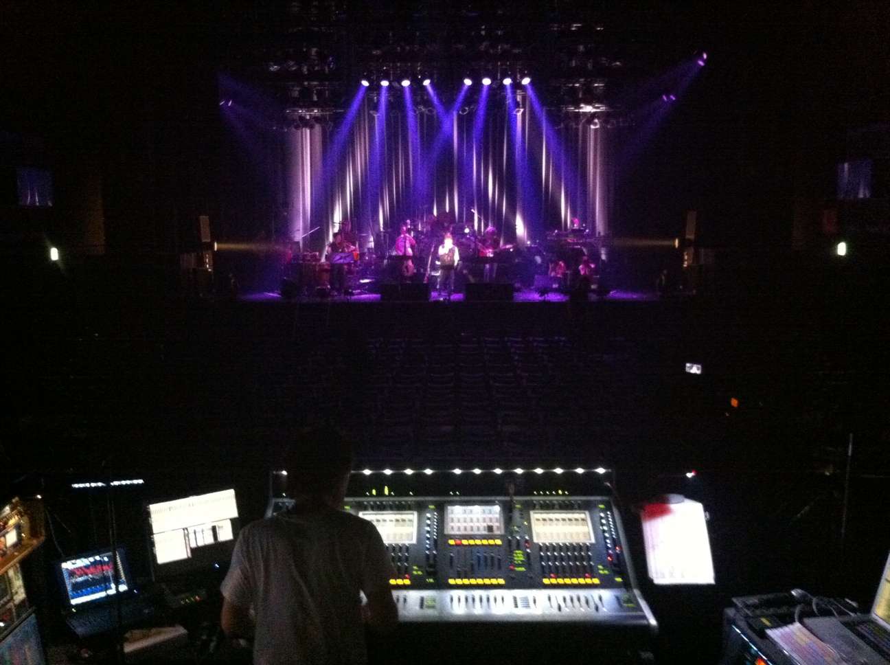 What Is FOH in Live Music? The Role of a Front of House Engineer
FOHとは?ライブ・コンサートを支える音響エンジニアの役割を解説しています。